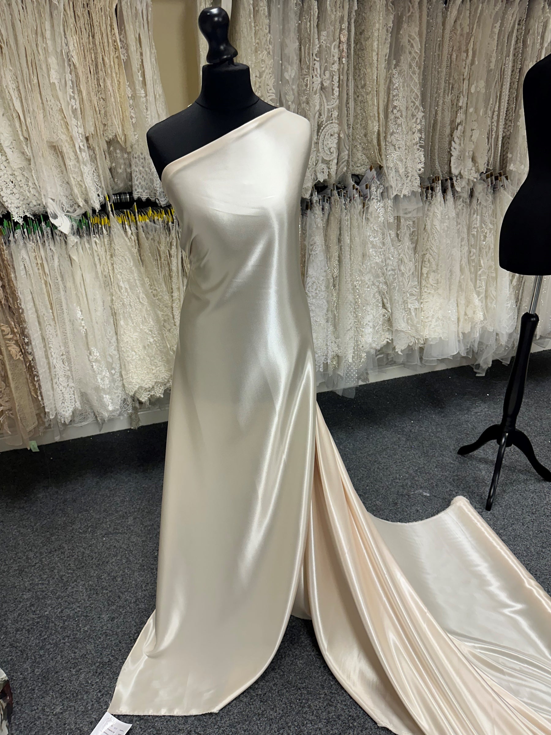 Satin extensible en polyester couleur champagne - Courage