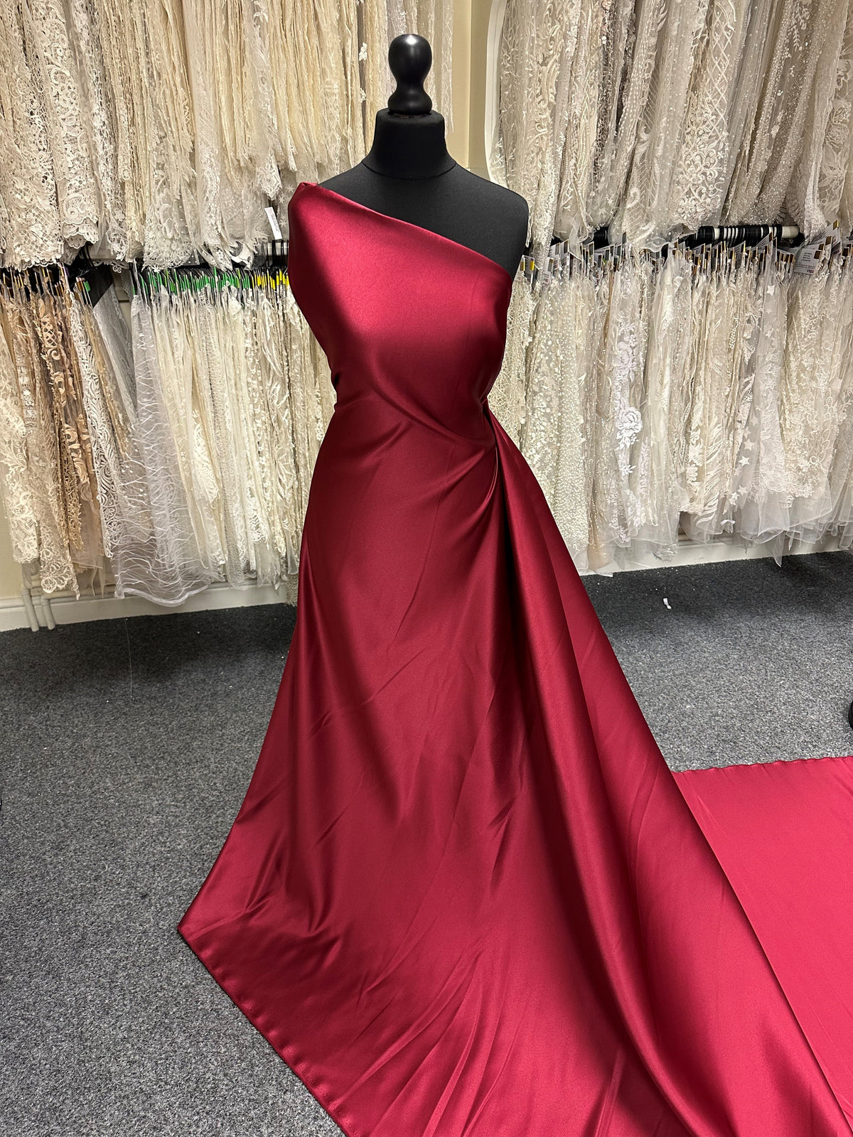 Satin duchesse en polyester bordeaux - Contessa