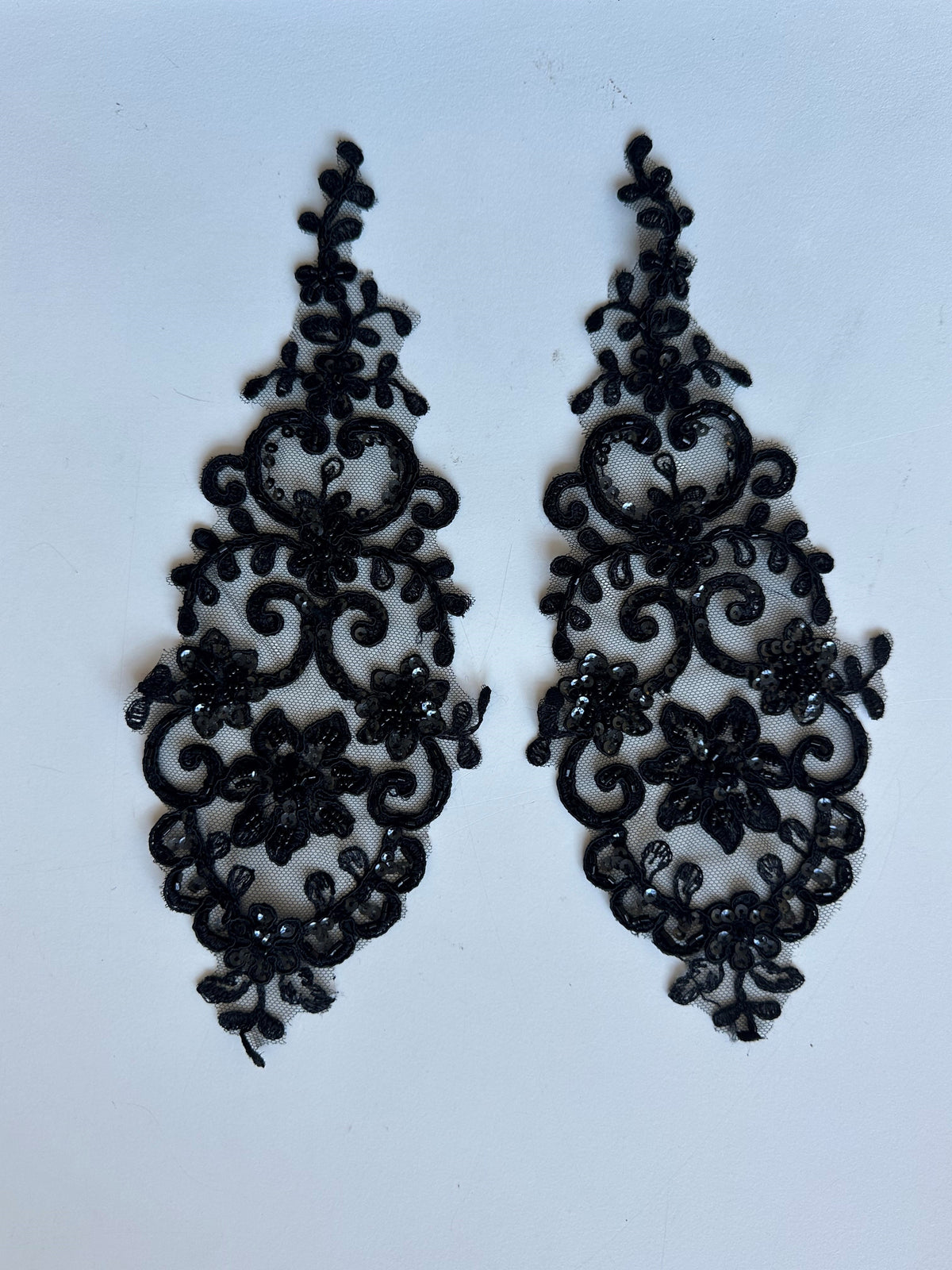 Appliques en dentelle noire cordée et perlée - Alexandra