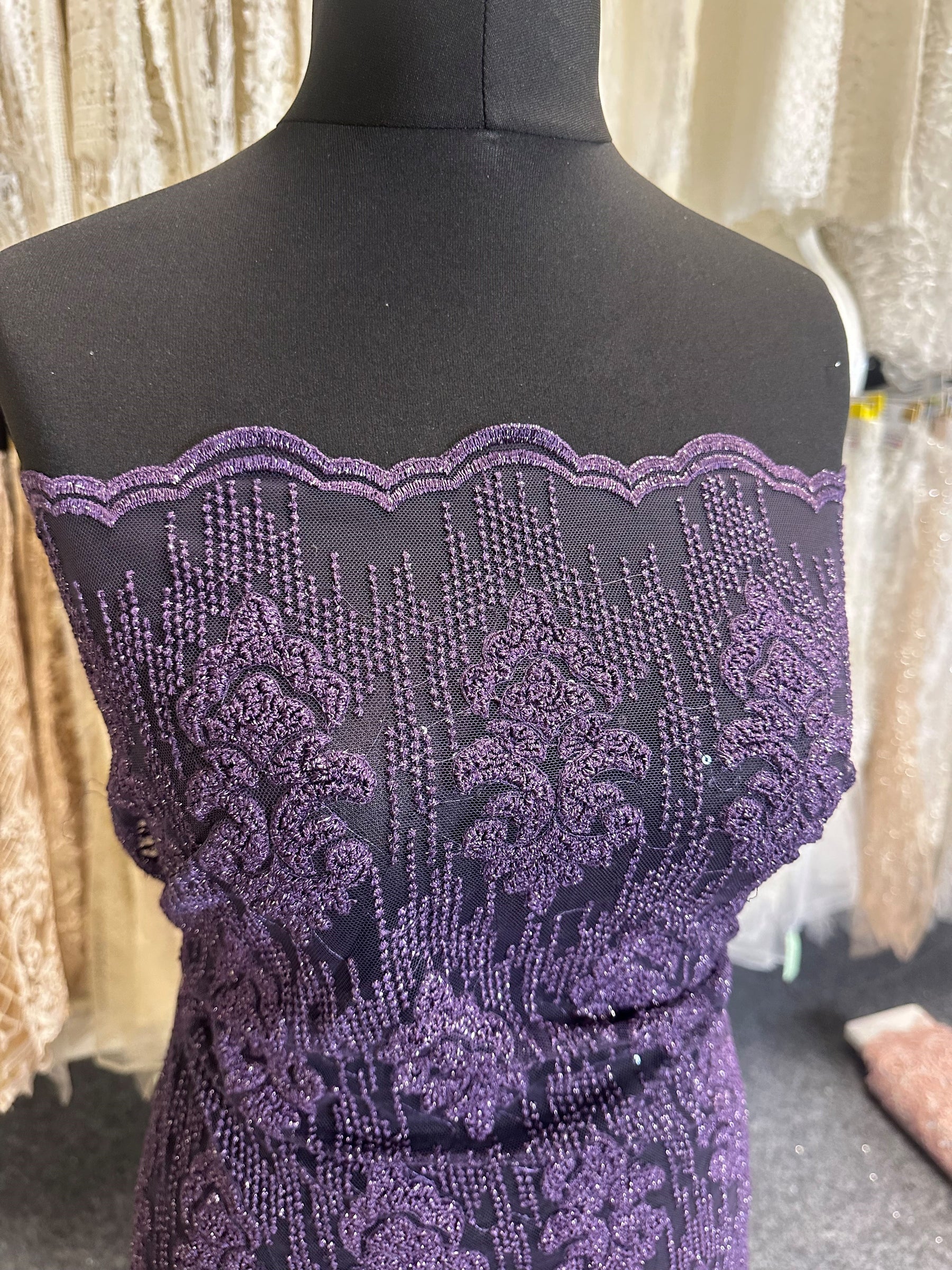 Dentelle Brodée Violette – Mara