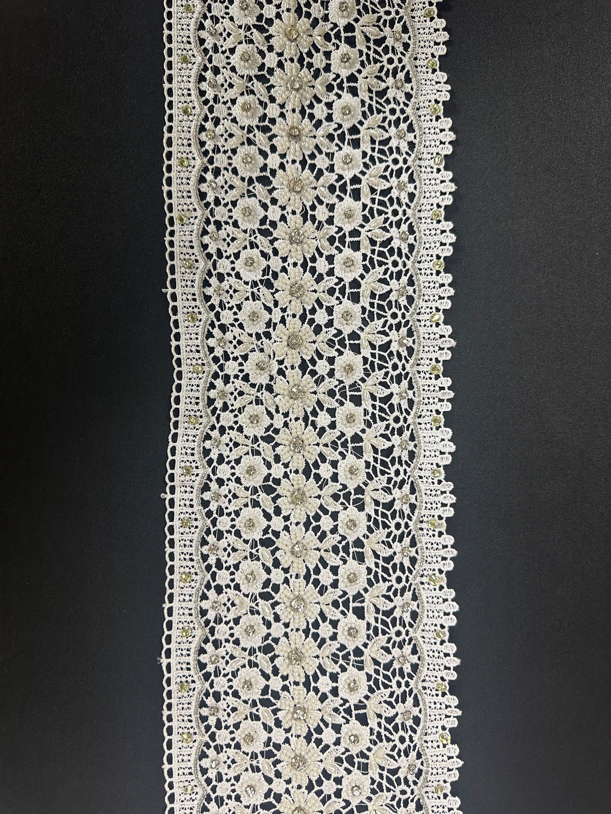 Bordure en dentelle blanche perlée - Delilah.