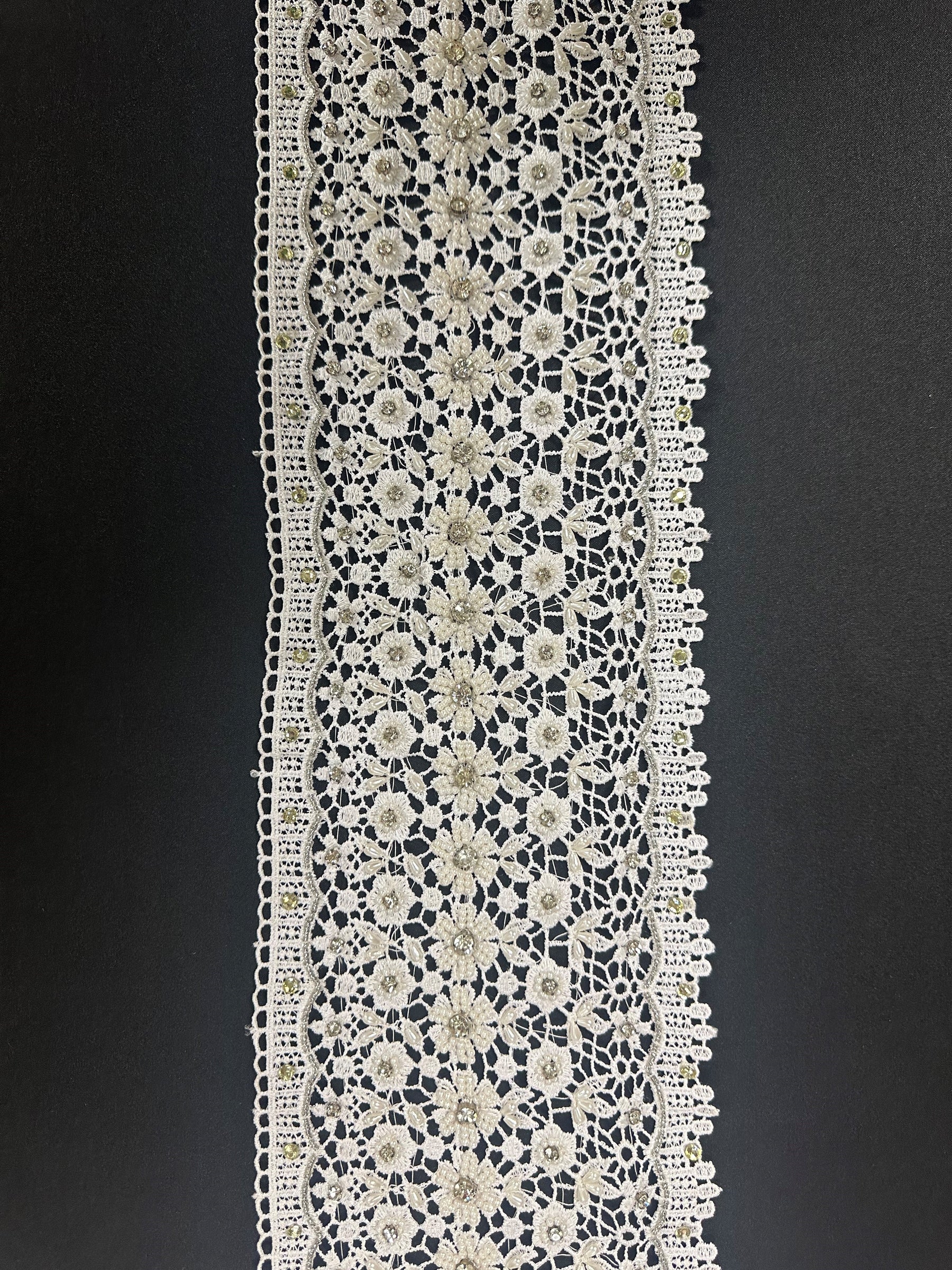 Bordure en dentelle blanche perlée - Delilah.