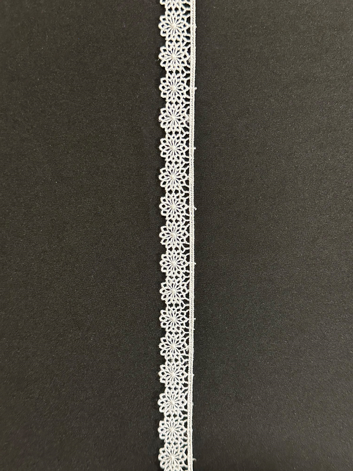 Bordure en dentelle blanche brodée - Tiffany