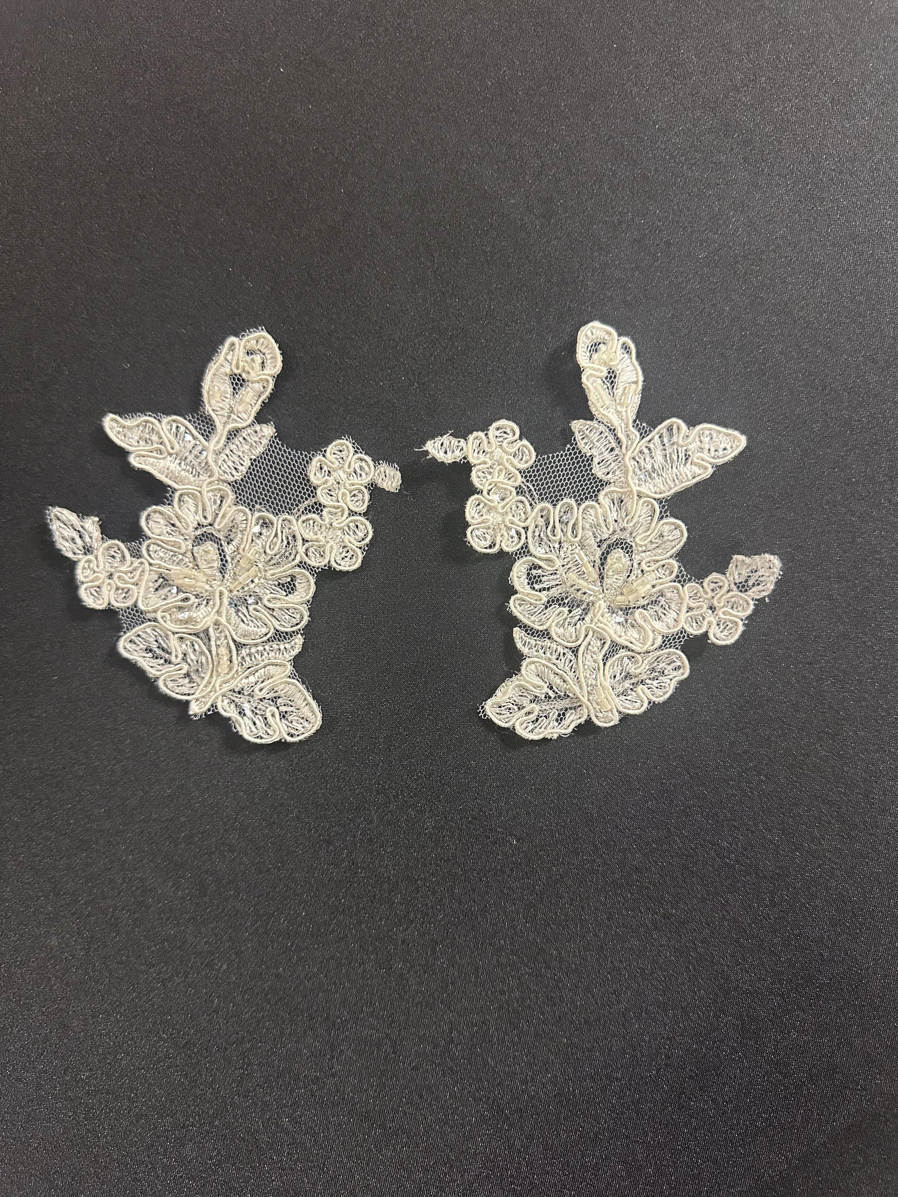 Appliques en dentelle ivoire perlée – Victoria (Petit)